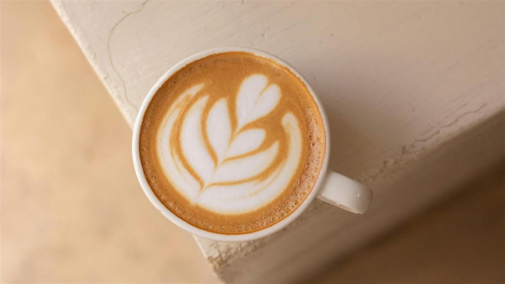 Cómo integrar el café y el matcha en tu rutina diaria: Consejos de DFRNT para un estilo de vida saludable