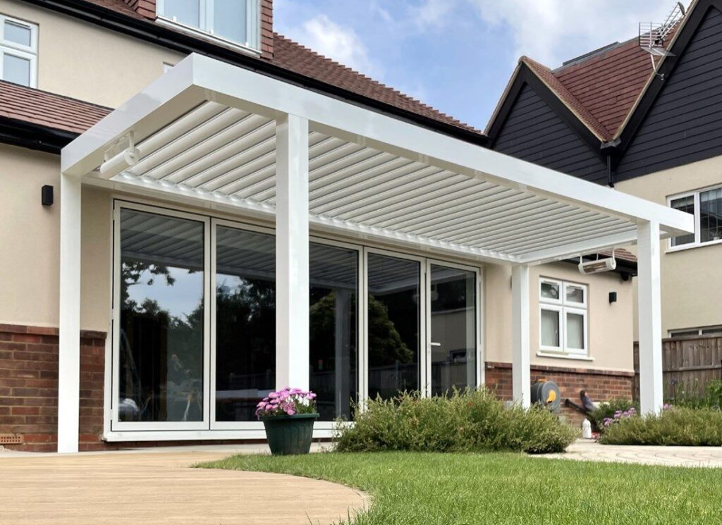 Verbeter je Buitenruimte met Pergola Lamellen: Een Perfecte Mix van Stijl en Functionaliteit