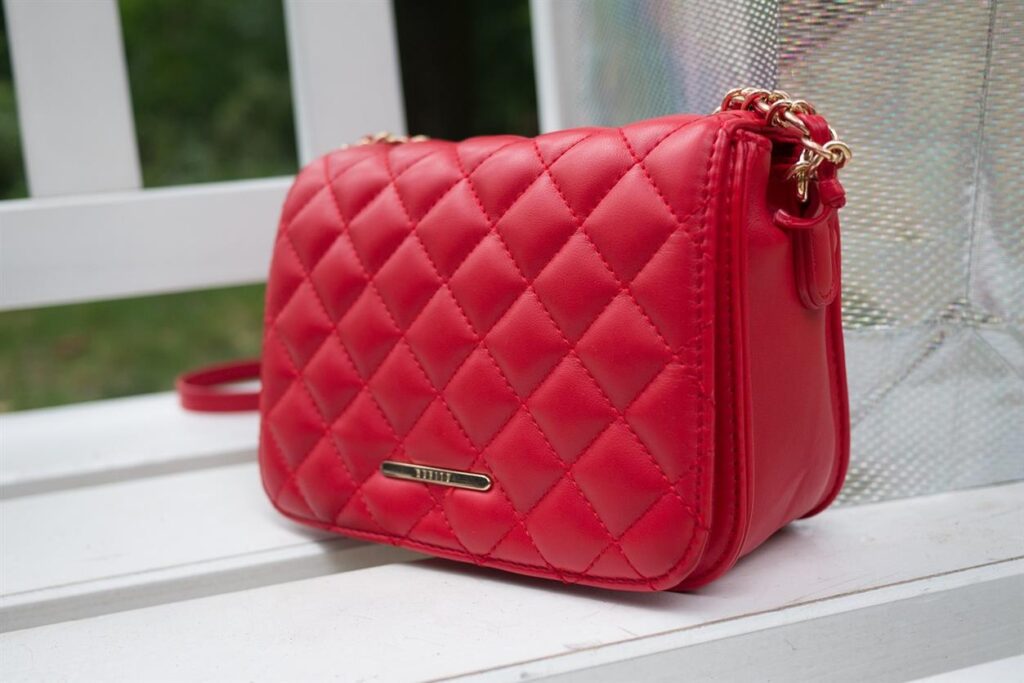 Entra nello stile: saldi esclusivi e nuove collezioni presso la boutique L’Uomo e La Donna L'Italia è da tempo una capitale mondiale della moda e L'Uomo e La Donna Boutique continua a sostenere questa tradizione offrendo una squisita gamma di abbigliamento, calzature e accessori per gli acquirenti più esigenti. Con una reputazione di stile impeccabile e lavorazione artigianale di alta qualità, questa boutique è la tua destinazione di riferimento per le ultime tendenze e saldi esclusivi che valorizzano il tuo guardaroba.