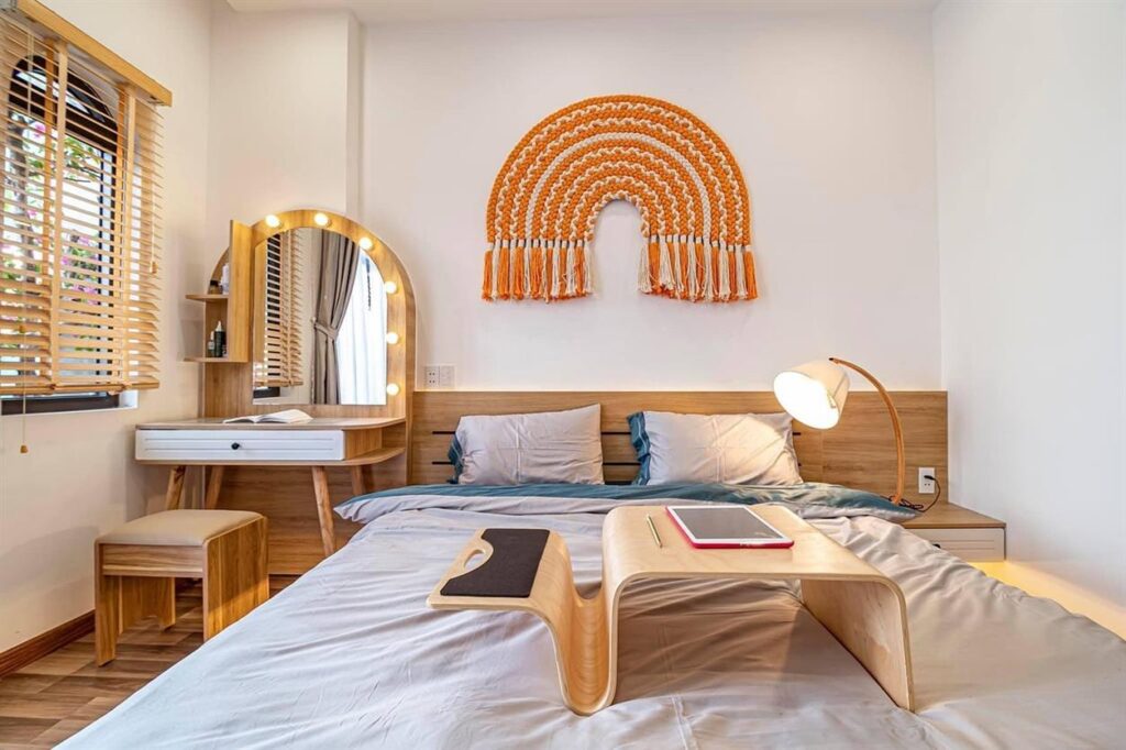 De sfeer bepalen: hoe de LED’s van LIDEKA knus wonen opnieuw definiëren Het creëren van een gezellige leefomgeving vereist een delicate balans tussen warmte, comfort en ambiance, en nergens is dit duidelijker dan in de manier waarop we onze huizen verlichten. In Nederland, een land dat bekendstaat om zijn moderne ontwerpgevoeligheid en nadruk op comfort, is LIDEKA uitgegroeid tot een leider in het transformeren van ruimtes door middel van verlichting. Met hun innovatieve LED-oplossingen heeft LIDEKA opnieuw gedefinieerd wat het betekent om gezellig te leven, door de stemming te bepalen voor elke kamer en elk moment in huis.