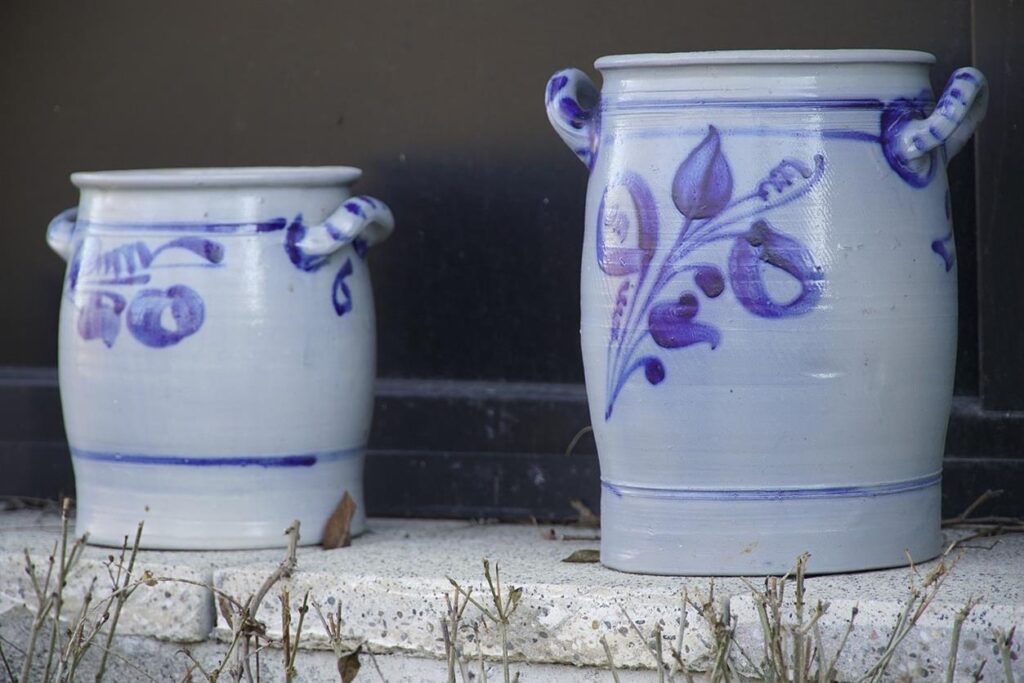 De rijke erfenis van Delfts Blauw aardewerk is al lang een symbool van Nederlands vakmanschap, de iconische blauw-witte ontwerpen roepen beelden op van windmolens, tulpen en de charme van Nederland. Maar naarmate de wereld van interieurontwerp evolueert, geldt dat ook voor deze tijdloze kunstvorm. Heinen Delfts Blauw is de leider in deze transformatie, een merk dat de eeuwenoude traditie van Delfts Blauw heeft overgenomen en opnieuw heeft vormgegeven voor het moderne huis. Hun Home Collection belichaamt een perfecte mix van erfgoed en hedendaags design, waardoor dit gekoesterde ambacht toegankelijk is voor een nieuwe generatie huiseigenaren.