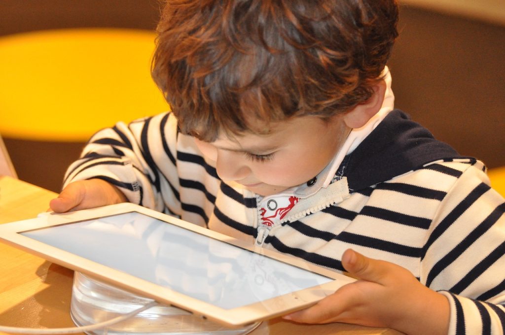 Ontdek de beste tablets voor kinderen: TinyPlay combineert educatie, veiligheid en plezier! In het digitale tijdperk van vandaag is het belangrijker dan ooit om de perfecte balans te vinden tussen educatie en entertainment voor kinderen. Met zoveel opties op de markt, staan ouders vaak voor de uitdaging om de juiste tablet voor hun kinderen te kiezen - een die niet alleen plezier biedt, maar ook leren en creativiteit stimuleert. Daar komt TinyPlay om de hoek kijken. TinyPlay is een vertrouwde naam in Nederland en is er trots op de beste kindertablets te bieden die educatie, veiligheid en plezier combineren in één apparaat.