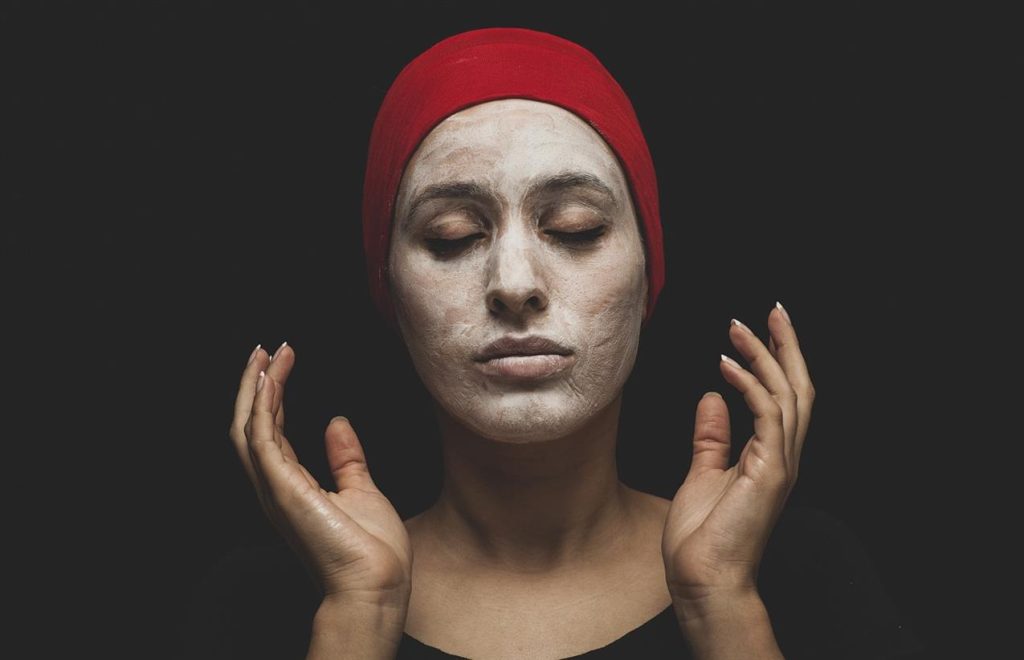 In de steeds veranderende wereld van huidverzorging is het zeldzaam om een ​​merk te vinden dat aansluit bij persoonlijke ervaringen en echte problemen. Clay And Glow, een Nederlands, door vrouwen opgericht huidverzorgingsmerk, is zo'n pareltje dat niet is ontstaan ​​in directiekamers van bedrijven, maar uit persoonlijke noodzaak. De reis van de oprichtster, Julia Veer, is een bewijs van veerkracht, innovatie en de kracht om problemen om te zetten in succes.