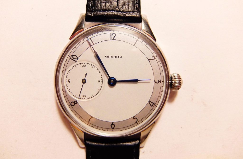 Entdecken Sie zeitlose Eleganz: Exklusive Uhrenkollektionen bei Timeshop24 Wenn Sie hochwertige Uhren suchen, ist Timeshop24 Ihr Tor zu zeitloser Eleganz. Ob Sie eine klassische Herrenuhr, eine elegante Damenuhr oder ein hochwertiges Accessoire zur Vervollständigung Ihres Outfits suchen – Timeshop24 bietet eine exklusive Auswahl an Uhren, die makellose Handwerkskunst, innovatives Design und unvergleichlichen Stil vereinen. In diesem Artikel stellen wir Ihnen einige der begehrtesten Kollektionen von Timeshop24 vor, präsentieren Top-Marken und erklären, warum diese Uhren die ultimative Wahl für Uhrenliebhaber und Modebegeisterte sind.