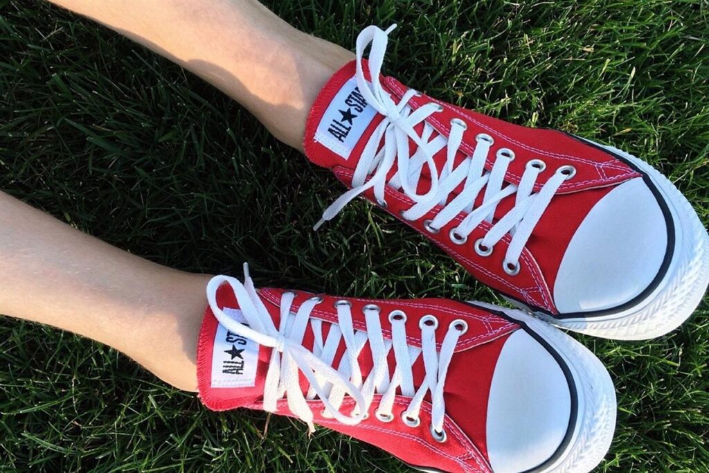 CONVERSE is meer dan alleen een schoenenmerk; het is een cultureel fenomeen met een rijke geschiedenis die meer dan een eeuw beslaat. Van zijn oorsprong als basketbalschoen tot zijn status als icoon van straatstijl en zelfexpressie, de reis van CONVERSE weerspiegelt de evolutie van de Amerikaanse cultuur en mode. Dit artikel duikt in het fascinerende verhaal achter het merk CONVERSE en benadrukt belangrijke mijlpalen die zijn erfenis hebben gevormd.