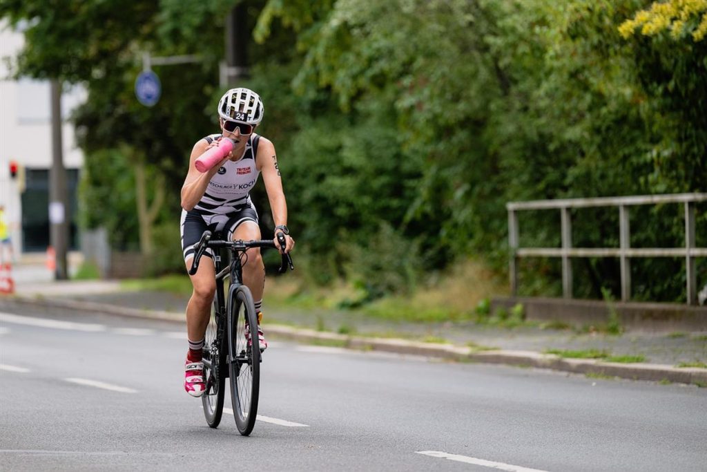 El rendimiento se fusiona con la estética: Explorando las novedades del Raceday y el Café du Cycliste de Velodrom en 2025 En la era del ciclismo moderno, el rendimiento por sí solo ya no es suficiente. El ciclista de hoy busca equipamiento que le ofrezca el mismo rendimiento que él en la carretera, y no se conforma con menos. En la acertada intersección entre funcionalidad y moda se encuentra Velodrom, la marca española que sigue liderando en 2025 con sus últimos lanzamientos: la Colección Velodrom Raceday y la nueva colección de Café du Cycliste. Combinando diseño estético y rendimiento de élite, la Serie Ascent se ha labrado la reputación de ofrecer algunos de los equipamientos más atractivos para la carretera, el podio y los paseos por la cafetería después de las salidas.