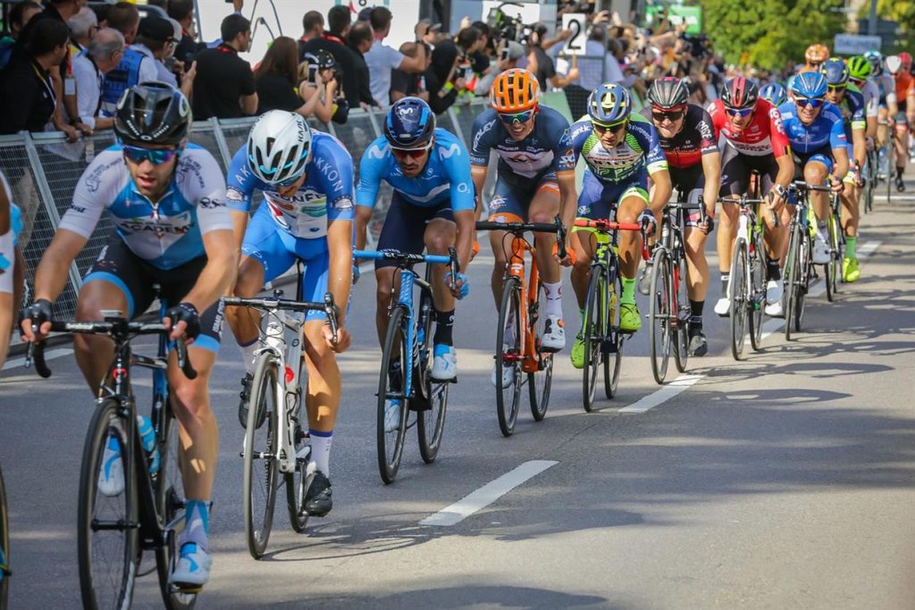 De Barcelona a la cumbre: cómo el Velodrom CC se convirtió en un centro global para ciclistas En el vibrante corazón de Barcelona, donde convergen la cultura, la innovación y el deporte, se gesta lentamente una revolución ciclista. Este movimiento se reconoce ahora en todos los continentes como Velodrom CC, un nombre que ya no solo evoca sus humildes orígenes, sino que representa un epicentro global para el rendimiento, la comunidad y el estilo de vida ciclista. Velodrom CC es más que una simple tienda; es un evento cultural. Gracias a su equipamiento ciclista de alta gama y a experiencias seleccionadas en múltiples países, desde España hasta Polonia y Ecuador, se ha convertido en la marca de referencia para ciclistas que buscan algo más que velocidad: buscan el alma.