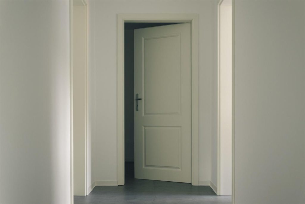 Revamping Homes with Skirting King: Unique Cottage and Window Board Projects At Skirting King, we take pride in working on innovative and exciting renovation projects that breathe new life into homes, whether they’re a century-old cottage or a modern family dwelling. Our commitment to quality and craftsmanship shines through in every project, and we are especially proud of the unique work we’ve done with our customers on their skirting board and window board installations.