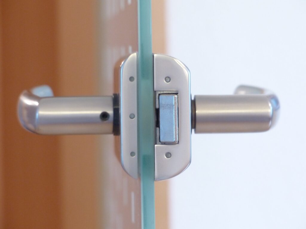 Schlüsselloser Komfort: Der Einfluss von Nuki auf die moderne Sicherheit Da die Technologie unseren Alltag immer stärker prägt, hat sich das Konzept der Sicherheit über traditionelle Schlösser und Schlüssel hinaus entwickelt. Nuki, ein deutscher Marktführer für intelligente Zugangslösungen, definiert neu, was es bedeutet, sich zu Hause oder im Geschäft sicher zu fühlen. Mit innovativen, schlüssellosen Zugangssystemen verbessert Nuki den Komfort und setzt gleichzeitig neue Maßstäbe für moderne Sicherheit. So wirken sich die Lösungen von Nuki aus.