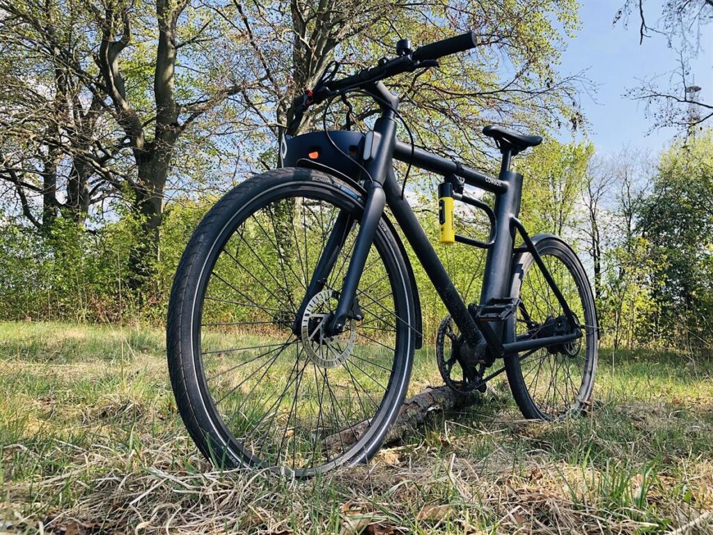 E-Bikes von TENWAYS: Eine Mischung aus Technologie und Nachhaltigkeit für moderne Pendler Mit der Entwicklung urbaner Landschaften war die Nachfrage nach effizienten, nachhaltigen und modernen Pendlerlösungen nie größer. TENWAYS, eine renommierte Marke mit Sitz in Deutschland, hat sich dieser Herausforderung mit seinen hochmodernen E-Bikes gestellt, die fortschrittliche Technologie mit einem Engagement für ökologische Nachhaltigkeit verbinden. TENWAYS E-Bikes wurden für den modernen Pendler entwickelt und bieten eine nahtlose, umweltfreundliche Möglichkeit, sich in städtischen Umgebungen zu bewegen und gleichzeitig die Herausforderungen der heutigen Transportbedürfnisse zu bewältigen. Die Technologie hinter TENWAYS E-Bikes TENWAYS ist führend bei der Innovation von E-Bikes und entwickelt Produkte, bei denen sowohl Leistung als auch Benutzerfreundlichkeit im Vordergrund stehen. Hier sind einige der technologischen Merkmale, die TENWAYS auszeichnen: Präzise Drehmomentsensoren: TENWAYS E-Bikes sind mit fortschrittlichen Drehmomentsensoren ausgestattet, die eine sanfte und reaktionsschnelle Pedalunterstützung bieten und so ein natürliches Fahrerlebnis gewährleisten. Akkus mit hoher Kapazität: Langlebige Lithium-Ionen-Akkus bieten eine größere Reichweite mit einer einzigen Ladung, wodurch TENWAYS E-Bikes ideal für den täglichen Arbeitsweg und längere Fahrten sind. Leistungsstarke Motoren: Die E-Bikes der Marke verfügen über flüsterleise Motoren, die eine effiziente Leistung bieten, ohne dabei Geschwindigkeit oder Zuverlässigkeit zu beeinträchtigen. Intelligente Konnektivität: Viele Modelle verfügen über eine App-Integration, mit der Fahrer ihre Leistung verfolgen, die Akkulaufzeit überwachen und die Fahreinstellungen an ihre Vorlieben anpassen können. Diese Funktionen stellen sicher, dass jede Fahrt mit TENWAYS ebenso effizient und angenehm wie technologisch fortschrittlich ist. Nachhaltigkeit im Mittelpunkt Das Engagement von TENWAYS für Nachhaltigkeit zeigt sich in jedem Aspekt seiner E-Bikes. Indem die Marke das Radfahren als Alternative zu kraftstoffbetriebenen Fahrzeugen fördert, trägt sie aktiv dazu bei, die CO2-Emissionen zu reduzieren und die Luftverschmutzung in Städten zu verringern. Darüber hinaus setzt TENWAYS umweltfreundliche Herstellungsverfahren ein, bevorzugt recycelbare Materialien und minimiert den Abfall während der Produktion. Jedes TENWAYS E-Bike ist ein Schritt in Richtung grünerer Städte und gesünderer Gemeinden und ermöglicht es den Fahrern, umweltbewusste Entscheidungen zu treffen, ohne Kompromisse bei Komfort oder Stil eingehen zu müssen. Entwickelt für den modernen Pendler Neben technologischer Innovation und Nachhaltigkeit legt TENWAYS großen Wert auf Design. Die E-Bikes der Marke sind auf die Bedürfnisse städtischer Pendler zugeschnitten: Ergonomisches Design: TENWAYS E-Bikes sind auf Komfort ausgelegt und gewährleisten eine reibungslose Fahrt auch auf längeren Fahrten. Leichte Rahmen: Die Fahrräder sind aus langlebigen und dennoch leichten Materialien gefertigt und lassen sich leicht handhaben, verstauen und transportieren. Schlanke Ästhetik: Mit minimalistischem Design und anpassbaren Farboptionen verbinden TENWAYS E-Bikes Stil und Funktionalität nahtlos. Diese Eigenschaften machen TENWAYS E-Bikes zu einer attraktiven Wahl für Stadtbewohner, die eine praktische und stilvolle Pendlerlösung suchen. Die Lücke zwischen Technologie und Nachhaltigkeit schließen Die Fähigkeit von TENWAYS, Spitzentechnologie mit Nachhaltigkeit zu verbinden, zeichnet das Unternehmen in der E-Bike-Branche aus. Der innovative Ansatz der Marke stellt sicher, dass die Fahrer die Vorteile moderner Technologie genießen und gleichzeitig zu einem saubereren, grüneren Planeten beitragen. Indem TENWAYS hochwertige E-Bikes zu erschwinglichen Preisen anbietet, sorgt es auch dafür, dass nachhaltige Fortbewegung für ein breiteres Publikum erreichbar ist. Eine Community von Fahrern aufbauen TENWAYS ist mehr als eine Marke – es ist eine Bewegung. Das Unternehmen hat eine lebendige Community umweltbewusster Fahrer aufgebaut, die eine Leidenschaft für nachhaltiges Leben und modernes Pendeln teilen. Durch Social-Media-Engagement, Veranstaltungen und Benutzerforen fördert TENWAYS die Verbindungen zwischen seinen Kunden und inspiriert mehr Menschen, die E-Bike-Revolution anzunehmen. Die Zukunft des Pendelns Während Städte weltweit danach streben, nachhaltiger zu werden, spielt TENWAYS eine entscheidende Rolle bei der Gestaltung der Zukunft des städtischen Transports. Durch die Kombination von Technologie und Nachhaltigkeit ermutigt die Marke Einzelpersonen, ihre Pendelgewohnheiten zu überdenken und zu einer nachhaltigeren Welt beizutragen. TENWAYS E-Bikes sind nicht nur ein Transportmittel; sie sind ein Symbol für Fortschritt, Innovation und Umweltverantwortung. Ob für den täglichen Arbeitsweg, Wochenendausflüge oder gemütliche Erkundungstouren, TENWAYS bietet die perfekte Lösung für modernes, umweltfreundliches Reisen. Fazit Die E-Bikes von TENWAYS sind ein Beweis für die Vision der Marke von einer nachhaltigen und technologisch fortschrittlichen Zukunft. Durch die Kombination von Innovation, Design und Umweltschutz definiert TENWAYS neu, was Pendeln in der modernen Zeit bedeutet. Für alle, die einen umweltfreundlicheren Lebensstil annehmen und gleichzeitig die Vorteile modernster Technologie genießen möchten, bietet TENWAYS eine beispiellose Fahrt in die Zukunft.