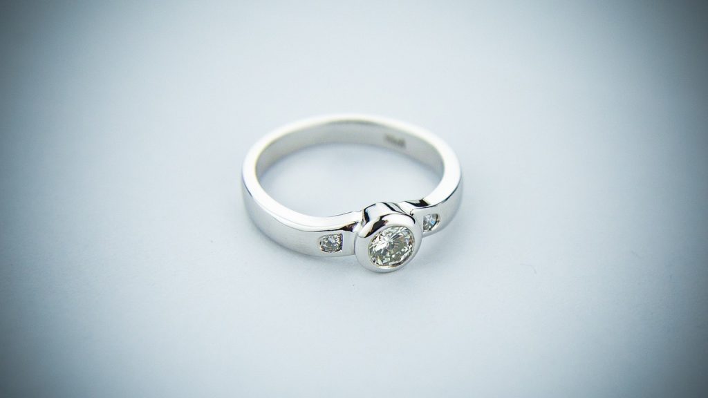 Luxus in jedem Detail: Entdecken Sie die Precious by Nature Kollektion von Amoonic Schmuck ist Ausdruck von Eleganz, Individualität und zeitloser Schönheit. Die Precious by Nature Kollektion von Amoonic verkörpert diese Eigenschaften mit sorgfältig gefertigten Schmuckstücken, die feinste Materialien und unvergleichliche Handwerkskunst vereinen. Von schillernden Ringen bis hin zu atemberaubenden Ohrringen – diese Kollektion zeigt die Schönheit der Natur, umgesetzt in luxuriöse Designs. Wenn Sie das perfekte Schmuckstück suchen, das Raffinesse mit Kunstfertigkeit verbindet, sind Sie bei der Precious by Nature Kollektion von Amoonic genau richtig.