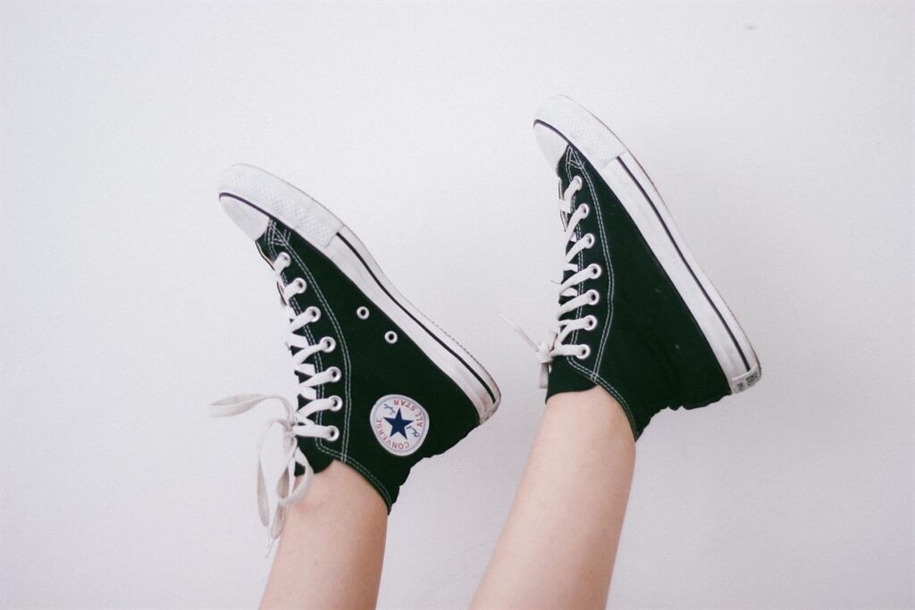 Van basketbal tot straatmode: de evolutie van CONVERSE-sneakers Als je denkt aan iconische schoenen, dan zijn CONVERSE sneakers vaak de eerste die in je opkomen. Met hun onderscheidende design en rijke geschiedenis zijn deze schoenen hun oorspronkelijke doel ontstegen en zijn ze uitgegroeid tot een hoofdbestanddeel van de streetwearcultuur. Dit artikel onderzoekt de fascinerende reis van CONVERSE sneakers, van hun begin op het basketbalveld tot hun huidige status als modestatement wereldwijd.