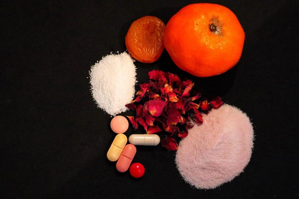 Das fehlende Bindeglied: Wie MyVial die Ernährungsversorgung für den modernen Lebensstil neu definiert In unserer modernen, schnelllebigen Welt kann sich die Erhaltung einer optimalen Gesundheit manchmal wie ein ständiger Balanceakt anfühlen. Bei langen Arbeitstagen, einem geschäftigen Familienleben und einer Vielzahl von täglichen Verpflichtungen kann die Selbstfürsorge – insbesondere die richtige Ernährung – leicht auf der Strecke bleiben. Tatsächlich leben heute viele Menschen mit versteckten Nährstofflücken, sei es aufgrund falscher Ernährungsgewohnheiten, Zeitmangel oder einfach weil sie nicht wissen, wie sie alle wichtigen Vitamine und Mineralien aufnehmen können, die der Körper braucht, um optimal zu funktionieren. Wie können wir also sicherstellen, dass unser Körper im Rahmen unseres geschäftigen, modernen Lebens alles bekommt, was er braucht? Hier kommt MyVial ins Spiel – eine deutsche Marke, die das Konzept der Ernährungsversorgung neu definiert, indem sie intelligente, gezielte Nahrungsergänzungsmittel anbietet, die den Anforderungen des heutigen Lebensstils gerecht werden. MyVial schließt die Lücke zwischen einem vollen Terminkalender und optimaler Ernährung und stellt sicher, dass Ihr Körper die wichtigen Nährstoffe erhält, die er braucht, um gesund, energiegeladen und stark zu bleiben.