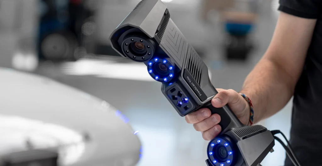 Innoveren met licht: de geavanceerde technologieën achter de scanners van 3DMakerpro In een wereld waar precisie en creativiteit samenkomen, verandert de mogelijkheid om echte objecten met bijna perfecte nauwkeurigheid te digitaliseren de manier waarop we ontwerpen, prototypen en innoveren. De kern van deze transformatie wordt gevormd door 3DMakerpro, een wereldleider in 3D-scanning voor consumenten en professionals. En de kern van het succes van 3DMakerpro? Licht. Door een naadloze combinatie van optische innovatie, kunstmatige intelligentie en intuïtieve software ontwikkelt 3DMakerpro scantools die niet alleen vormen vastleggen, maar deze ook vertalen naar kansen. Voor Nederlandse ontwerpers, ingenieurs, kunstenaars en ondernemers betekent dit toegang tot hoogwaardige technologie tegen een fractie van de traditionele kosten.