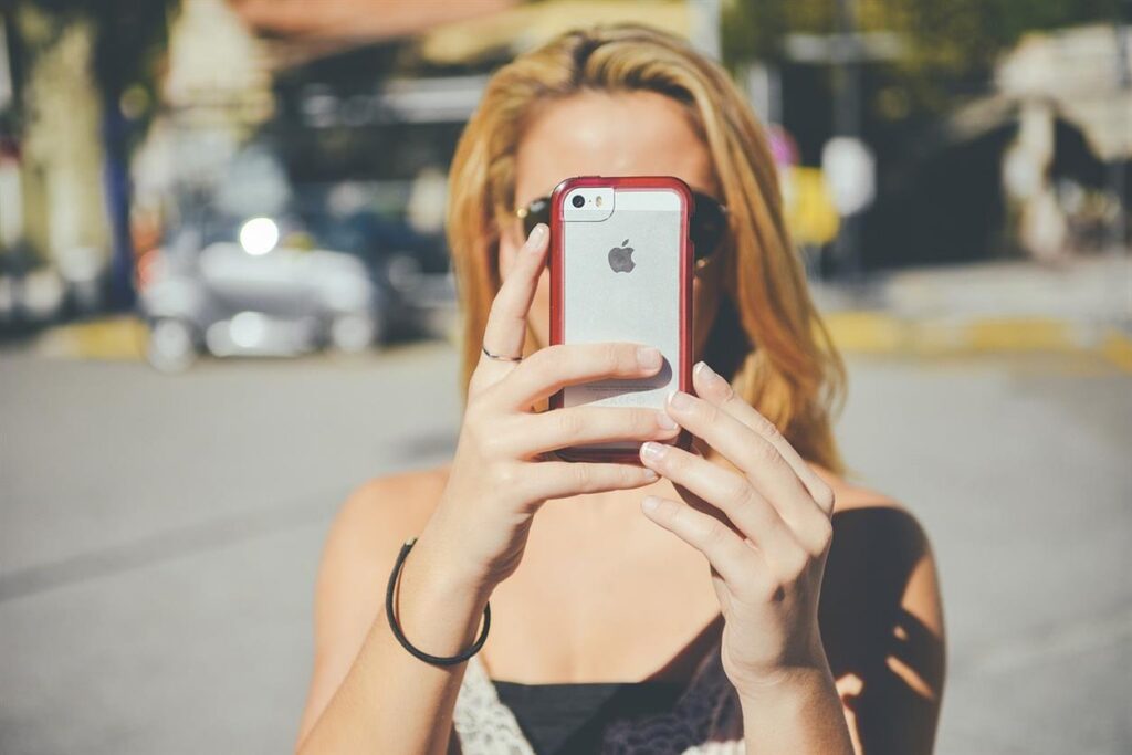 Van teameenheid tot eco-bewust ontwerp: Holdit’s toewijding aan uitmuntende telefoonmode Holdit heeft een naam opgebouwd als leider op de markt voor telefoonaccessoires, maar dit in Nederland gevestigde merk is veel meer dan zomaar een producent van modieuze hoesjes en functionele gadgets. In de kern is Holdit een collectief van gepassioneerde individuen wiens toewijding aan duurzaamheid, innovatie en teamwork alles wat ze doen aanwakkert. Hun meedogenloze streven naar uitmuntende telefoonmode wordt gedreven door een filosofie die eco-bewust design combineert met een geest van eenheid en creativiteit die door het hart van het merk stroomt.