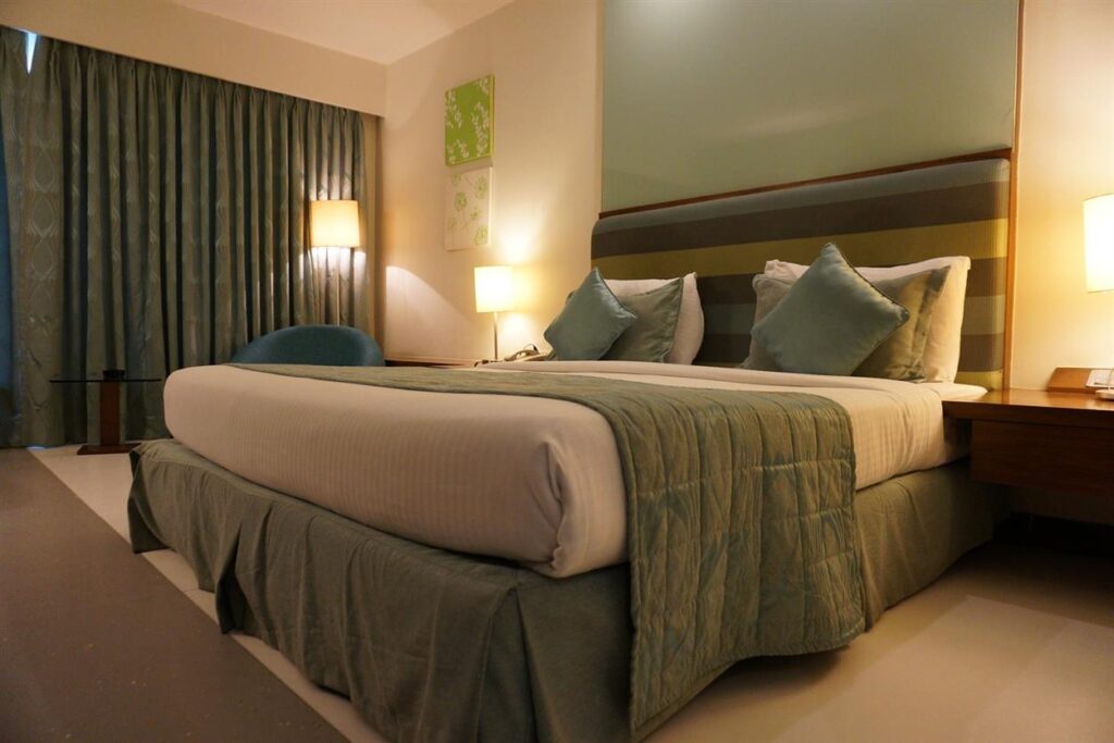 Mandarin Oriental: Where 21st-Century Luxury Meets Legendary Oriental Service In the realm of luxury hospitality, Mandarin Oriental stands out as a beacon of excellence, seamlessly blending 21st-century luxury with the rich heritage of legendary Oriental service. This globally recognized brand has redefined the standards of opulence and comfort, creating an unparalleled experience for discerning travelers. In this article, we delve into what makes Mandarin Oriental a leader in the luxury hotel industry, highlighting its innovative approach and commitment to exceptional service.