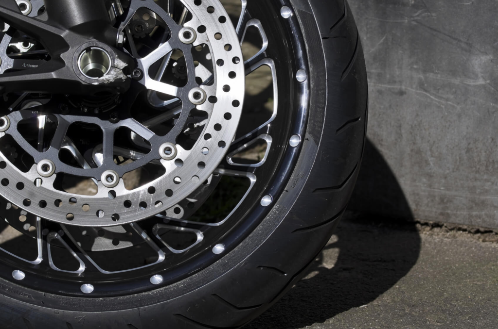 Ganzjahresreifen vs. Sommerreifen für Motorräder – Was ist die beste Wahl?