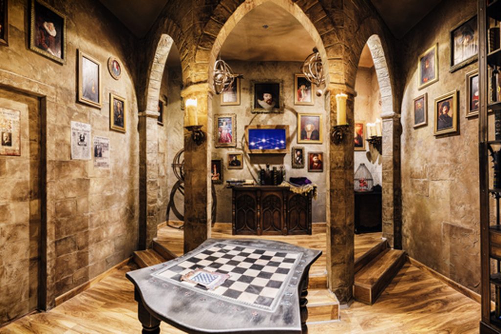 NoWayOut Wien: Das Escape Room Erlebnis, das die Realität neu definiert Stellen Sie sich vor, Sie betreten eine völlig neue Realität – eine, in der Magie real ist, die Zeit tickt und das Schicksal eines Teams in Ihren Händen liegt. Willkommen bei Escape Reality! Willkommen bei NoWayOut Wien, wo Escape Rooms mehr als nur Spaß bieten und zu Erlebnissen werden, die die Realität neu definieren.