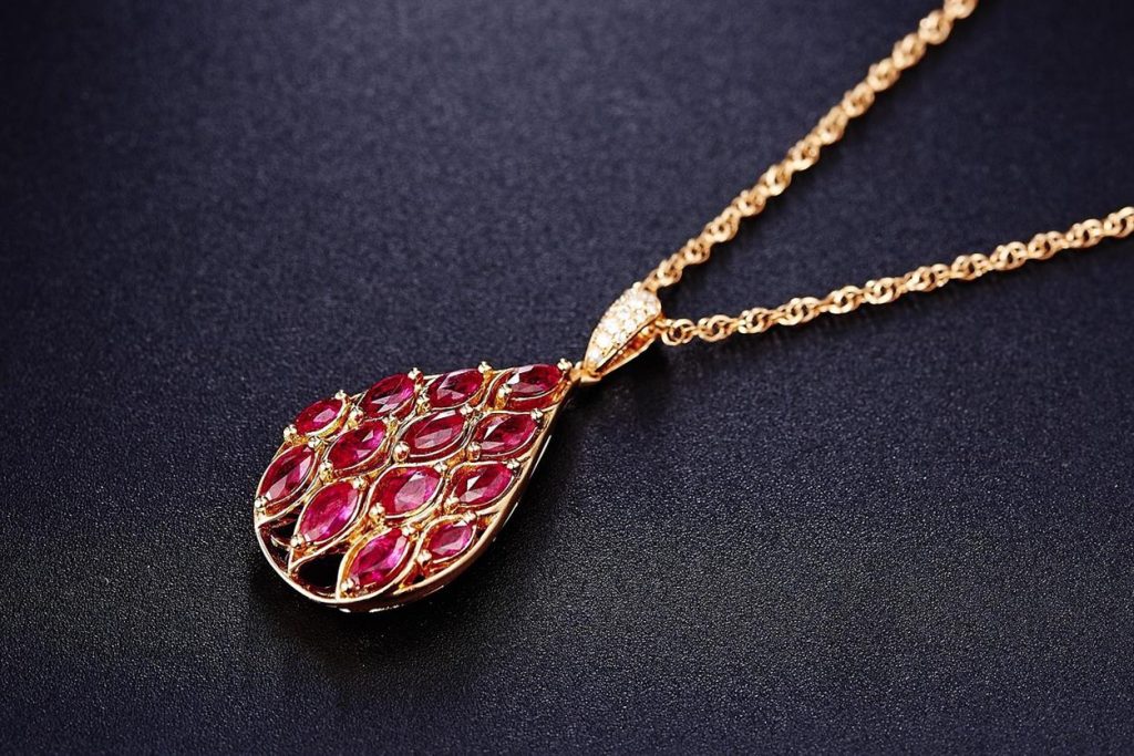 Amoonic Highlights: Zeitloser Schmuck für jeden Anlass Schmuck ist mehr als nur ein Accessoire – er erzählt eine Geschichte, prägt einen Moment und symbolisiert Gefühle, die ein Leben lang halten. Amoonic, eine Marke, die für Eleganz und Handwerkskunst steht, präsentiert eine Kollektion zeitlosen Schmucks für jeden Anlass. Ob Sie den perfekten Verlobungsring, ein bedeutungsvolles Medaillon oder ein funkelndes Paar Ohrringe suchen – die fachmännisch gefertigten Stücke von Amoonic fangen die Schönheit edlen Schmucks mit außergewöhnlicher Qualität und Stil ein.