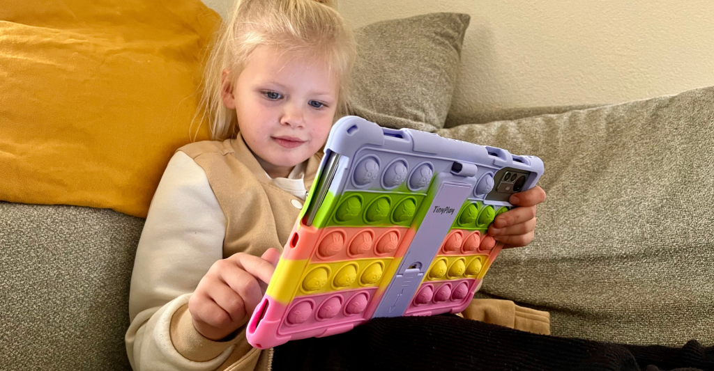 In het digitale tijdperk van vandaag is het moeilijk om schermen te vermijden. Van smartphones tot tablets, kinderen gaan steeds vaker op jongere leeftijd om met technologie. Als ouder vraag je je echter misschien af: hoe kan ik ervoor zorgen dat de schermtijd van mijn kind zowel educatief als verantwoord is? Daar komt TinyPlay om de hoek kijken. TinyPlay is een toonaangevend merk in Nederland en heeft de ultieme educatieve tablets gecreëerd die kinderen niet alleen boeien met leuke en boeiende content, maar ook veilige, gezonde schermtijd promoten.