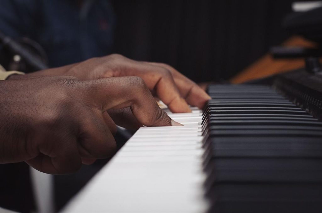 Donner: Revolutionierung der Musik mit erschwinglichen, hochwertigen Instrumenten Für Musiker kann es oft eine Herausforderung sein, die perfekte Balance zwischen Qualität, Erschwinglichkeit und Innovation zu finden. Hier kommt Donner ins Spiel – eine Marke, die die Musikbranche neu definiert, indem sie hochwertige Instrumente und Ausrüstung für alle zugänglich macht, vom Anfänger bis zum Profi. Ob Sie ein aufstrebender Gitarrist, ein Digitalpiano-Enthusiast oder ein erfahrener Produzent sind, der nach erstklassiger und dennoch preisgünstiger Ausrüstung sucht, Donners Engagement für Innovation, Handwerkskunst und Erschwinglichkeit stellt sicher, dass Musik eine Leidenschaft bleibt, die in Reichweite bleibt.