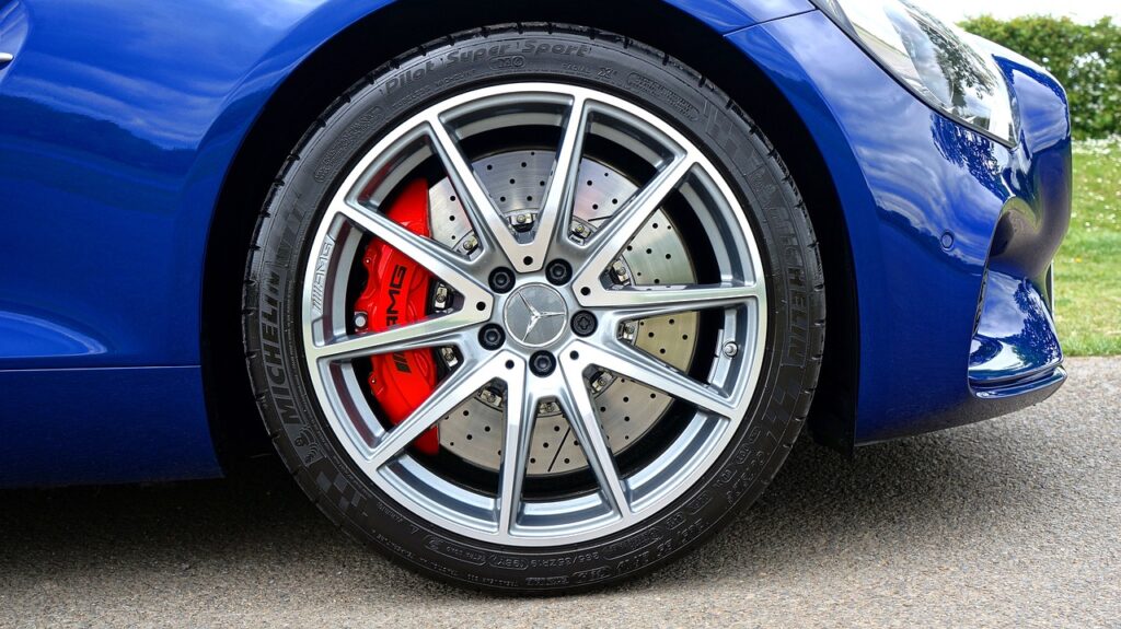 Rolling Into the Future: Innovations in Tyre Technology på Dackonline.se I Sverige, där vägarna kan sträcka sig från isiga vinterstigar till blöta höststigar, är det inte bara en nödvändighet att ha rätt däck – det är ett säkerhetskrav. Dackonline.se, en ledande däckåterförsäljare online, har legat i framkant när det gäller att tillhandahålla innovativa däcklösningar för att möta dessa olika körförhållanden. I takt med att fordonsindustrin utvecklas, utvecklas också tekniken bakom däcktillverkning, och Dackonline.se är banbrytande för denna omvandling i och utanför Sverige.