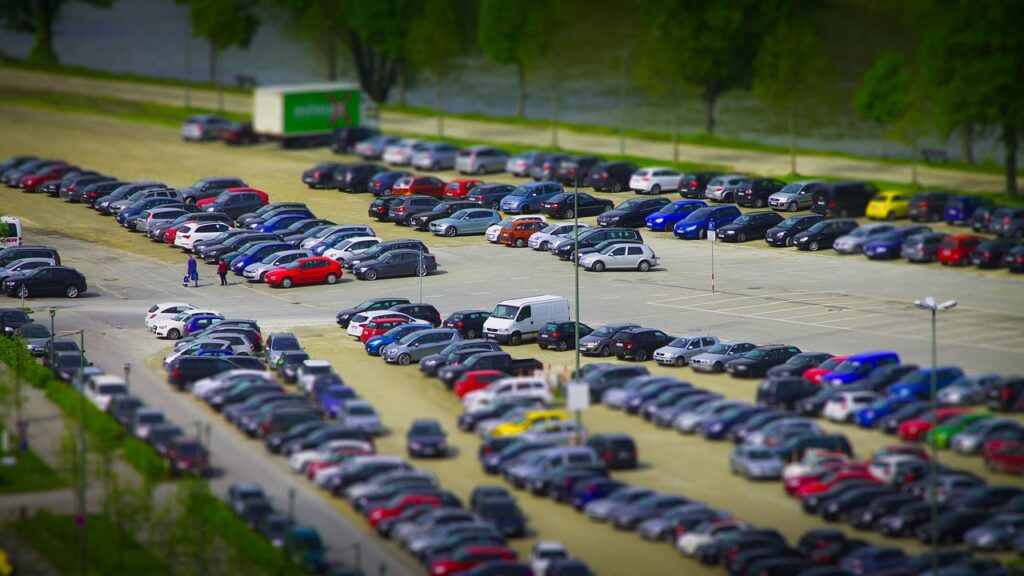 Sparen Sie sich den Ärger: Buchen Sie mit Drive&Park® bequemes Parken am Flughafen an 10 großen Flughäfen Reisen kann aufregend sein, aber seien wir ehrlich: Das Flughafenerlebnis bringt oft seinen eigenen Stress mit sich. Von langen Schlangen beim Check-in bis hin zur hektischen Suche nach einem Parkplatz kann es leicht passieren, dass man schon vor Reiseantritt überfordert ist. Glücklicherweise ist Drive&Park® da, um den Prozess zu vereinfachen. Mit dem benutzerfreundlichen Service können Sie bequem und zuverlässig Parkplätze an 10 großen Flughäfen in ganz Deutschland buchen und den Parklärm komplett sparen.