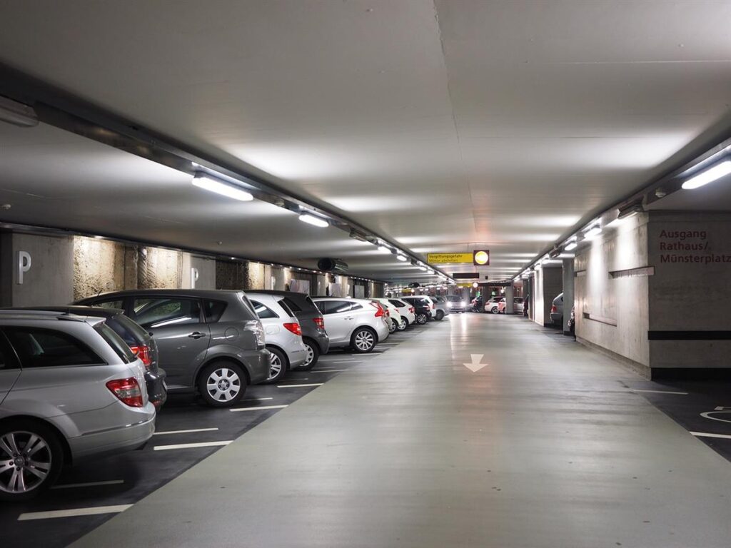 Stressfreies Reisen: Wie Drive&Park® das Parken am Flughafen in ganz Europa vereinfacht Reisen kann stressig genug sein, ohne dass Sie sich zusätzlich Sorgen machen müssen, an geschäftigen Flughäfen einen Parkplatz zu finden. Ganz gleich, ob Sie ein Geschäftsreisender sind, der schnell seinen Flug erwischt, oder ein Urlauber, der seinen Urlaub beginnen möchte, Parkprobleme können die Aufregung schnell in Frust umschlagen. Hier kommt Drive&Park® ins Spiel. Dieser innovative Service revolutioniert die Art und Weise, wie Reisende an Flughäfen parken, und bietet eine einfache, erschwingliche und stressfreie Lösung für eines der häufigsten Reiseprobleme. Mit Drive&Park® finden Sie sichere Parkplätze, buchen Ihren Platz online und genießen mit nur wenigen Klicks einfachen Zugang zu den wichtigsten europäischen Flughäfen, auch in Deutschland.