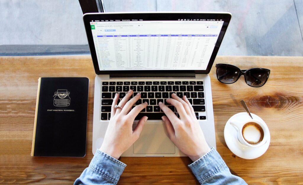 MEMORY PC: Spitzentechnologie für jeden Benutzer Im heutigen digitalen Zeitalter ist die Nachfrage nach leistungsstarken und effizienten Computerlösungen höher als je zuvor. MEMORY PC, eine renommierte deutsche Marke, hat sich an die Spitze des Marktes für kundenspezifische PCs gesetzt, indem sie Spitzentechnologie liefert, die auf die unterschiedlichen Bedürfnisse jedes Benutzers zugeschnitten ist. Egal, ob Sie Gamer, Profi oder Gelegenheitsnutzer sind, MEMORY PC bietet Hochleistungssysteme, die für alle geeignet sind. Dieser Artikel untersucht, wie MEMORY PC mit seiner fortschrittlichen Technologie und seinem personalisierten Ansatz das Computererlebnis revolutioniert.