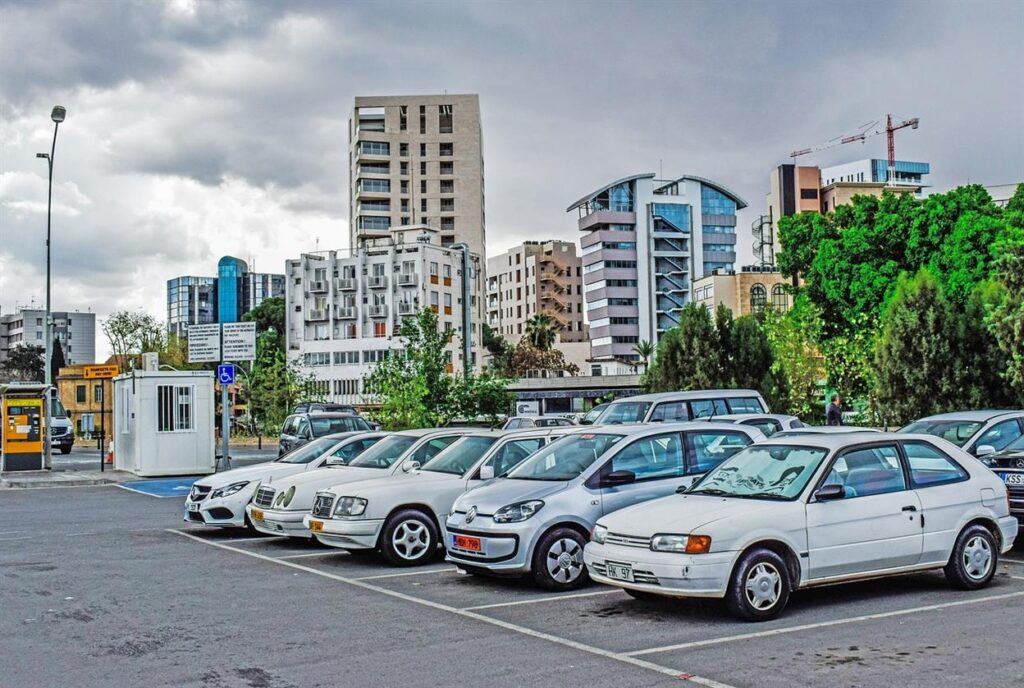 Stressfreies Reisen: Wie Drive&Park® das Parken am Flughafen an den wichtigsten europäischen Drehkreuzen vereinfacht Reisen kann stressig sein, insbesondere wenn es darum geht, an stark frequentierten Flughäfen einen Parkplatz zu finden. Egal, ob Sie in den Urlaub oder auf eine Geschäftsreise fahren, das Letzte, was Sie wollen, ist die zusätzliche Sorge, sich auf überfüllten Flughafenparkplätzen zurechtzufinden. Hier kommt Drive&Park® ins Spiel, um Ihre Reise reibungsloser zu gestalten und eine einfache, sichere und erschwingliche Lösung für das Parken an großen europäischen Flughäfen zu bieten. Mit Services, die an einigen der verkehrsreichsten und beliebtesten Flughäfen Europas verfügbar sind, darunter Amsterdam Schiphol, Berlin, Düsseldorf, München, Zürich und mehr, sorgt Drive&Park® dafür, dass Ihre Reise stressfrei und stressfrei beginnt . So verändert dieser innovative Service die Art und Weise, wie Reisende das Parken am Flughafen angehen.