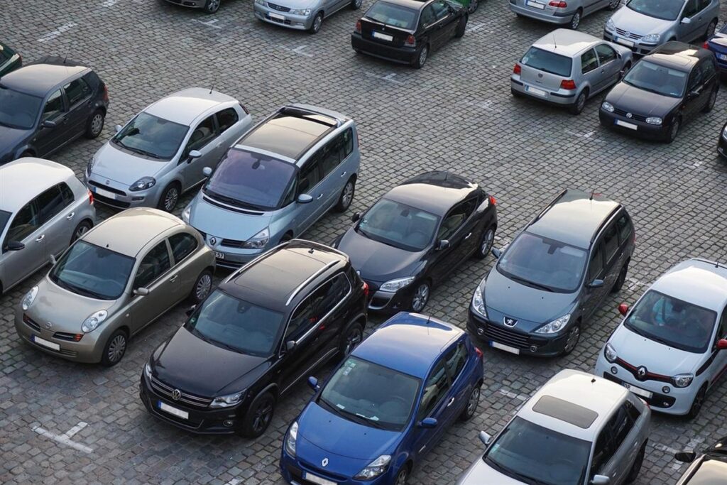 Finden Sie mit Drive&Park® erschwingliche und sichere Parkplätze an den besten europäischen Flughäfen Wenn es ums Reisen geht, kann die Suche nach einem sicheren und erschwinglichen Parkplatz am Flughafen einer der größten Stressfaktoren sein. Ganz gleich, ob Sie zu einer Geschäftsreise aufbrechen oder in den lang ersehnten Urlaub starten: Das Letzte, was Sie tun möchten, ist, wertvolle Zeit damit zu verschwenden, auf überfüllten Parkplätzen herumzufahren oder mit horrenden Parkgebühren zu rechnen. Hier kommt Drive&Park® ins Spiel. Dieser innovative Parkservice verändert die Art und Weise, wie Reisende an europäischen Top-Flughäfen parken, indem er erschwingliche, sichere und bequeme Parklösungen mit dem zusätzlichen Vorteil einer einfachen Online-Buchung bietet. Wenn Sie von großen Flughäfen in Deutschland, der Schweiz oder anderen europäischen Drehkreuzen fliegen, ist Drive&Park® für Sie da und bietet Ihnen Sicherheit und ein nahtloses Reiseerlebnis. Schauen wir uns genauer an, wie Drive&Park® das Parken am Flughafen einfach, erschwinglich und sicher macht.