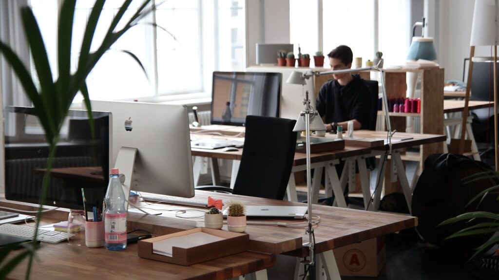 Workliving: Transformeer kantoren tot tweede huizen met ergonomische en stijlvolle meubeloplossingen In het veranderende werklandschap van vandaag de dag is de grens tussen thuis en kantoor vervaagd, wat een nieuwe uitdaging creëert: hoe behouden we comfort en productiviteit in beide omgevingen? Maak kennis met Workliving, een toonaangevende naam in de Benelux die het concept van kantoormeubilair revolutioneert door werkplekken om te toveren tot gezellige, functionele en stijlvolle hubs. Met een scherp oog voor ergonomie en design zorgt Workliving ervoor dat professionals comfortabel kunnen werken, of ze nu op een kantoor of thuis werken.