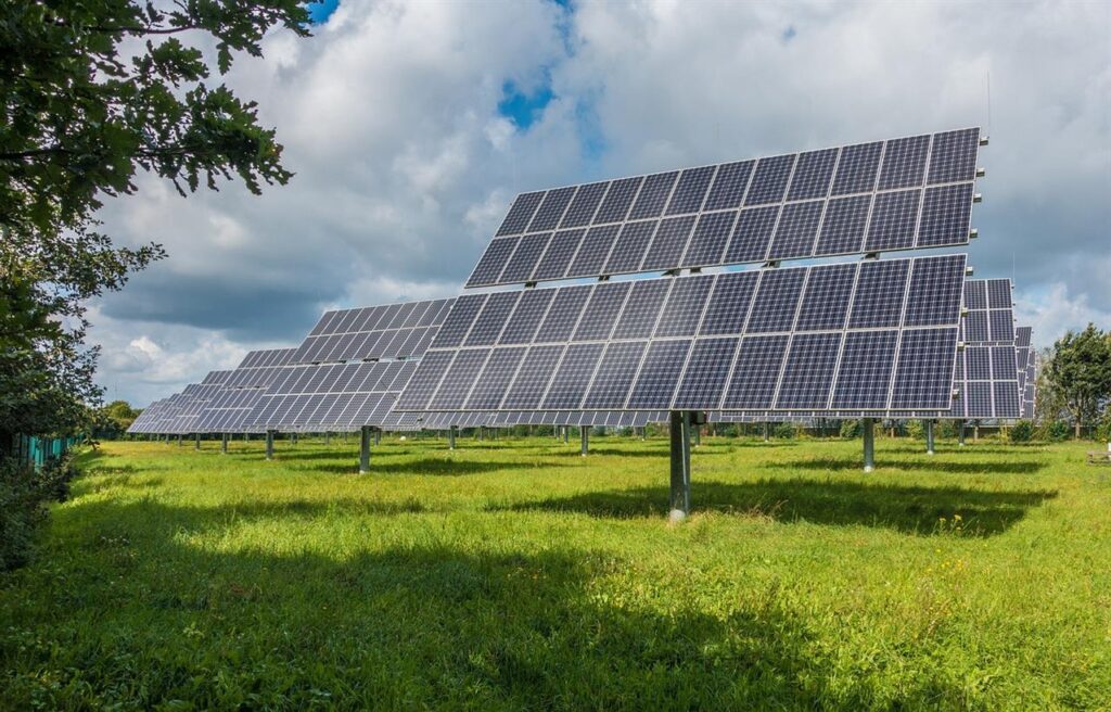Renogy Revolution: Mit innovativen Solarlösungen Energie für eine nachhaltige Zukunft In einer Zeit, in der Nachhaltigkeit an oberster Stelle steht, sticht Renogy als Leuchtturm der Innovation im Solarenergiesektor hervor. Die in den USA gegründete Marke hat ihren Einfluss weltweit rasch ausgebaut und ist auch in Deutschland stark vertreten. Renogys Engagement für erneuerbare Energielösungen verändert die Art und Weise, wie Privatpersonen und Unternehmen die Kraft der Sonne nutzen, und ebnet den Weg für eine sauberere, grünere Zukunft.