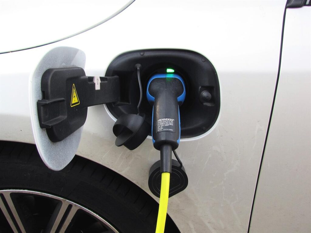 Du plug au drive : le rôle de CarPlug FR dans l’accélération du réseau de recharge des véhicules électriques Alors que le monde évolue vers des solutions énergétiques durables, les véhicules électriques (VE) deviennent de plus en plus répandus. Cependant, la croissance du marché des véhicules électriques dépend de la disponibilité d’infrastructures de recharge fiables. En France, CarPlug FR est à la pointe de cette transformation, jouant un rôle crucial dans l’accélération du réseau de recharge des véhicules électriques. Cet article explore comment CarPlug FR façonne l'avenir de la mobilité électrique, de la prise à la conduite.