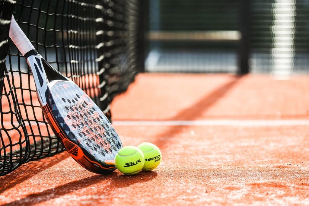 Dato che lo sport di Padel guadagna rapidamente popolarità in Europa e oltre, i giocatori cercano sempre più attrezzature e abbigliamento di alta qualità per migliorare il loro gioco. In Italia, un marchio si distingue come la destinazione definitiva per tutto ciò che Padel: Padel Market. Questo negozio unico è diventato rapidamente uno dei preferiti tra gli appassionati di Padel, offrendo una gamma completa di prodotti che soddisfano i giocatori di tutti i livelli. Che tu sia un professionista esperto o che hai appena iniziato il tuo viaggio di Padel, Padel Market ha tutto il necessario per portare il tuo gioco al livello successivo.