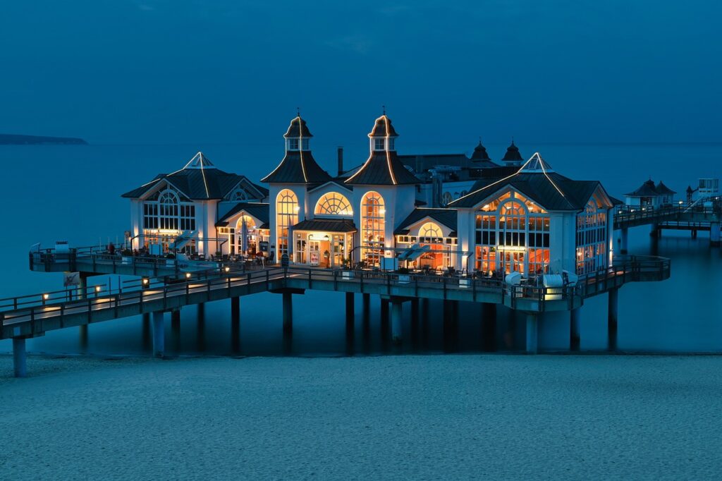 Maak kennis met de oprichters van Holidu: een revolutie in de vakantieverhuurervaring Achter elk succesvol bedrijf schuilt een verhaal van passie, innovatie en doorzettingsvermogen. Holidu, een toonaangevend platform voor vakantieverhuur, is daarop geen uitzondering. Holidu werd in 2014 opgericht door de broers Johannes en Michael Siebers en ontstond uit een simpele maar frustrerende ervaring tijdens het plannen van een vakantie. Vandaag de dag is het bedrijf uitgegroeid tot een vertrouwde naam in de reisindustrie en revolutioneert het de manier waarop reizigers en gastheren met elkaar in contact komen. Laten we de visionairs achter Holidu ontmoeten en ontdekken hoe zij hun uitdagingen omzetten in kansen.