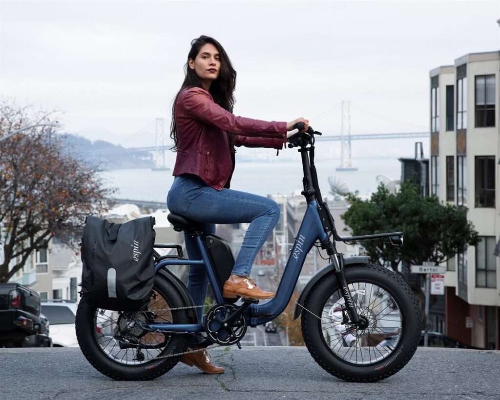 In den geschäftigen Städten Deutschlands, wo Verkehrsstaus und Umweltverschmutzung drängende Probleme sind, erweisen sich TENWAYS E-Bikes als bahnbrechende Neuerung in der städtischen Mobilität. Diese Elektrofahrräder bieten eine nachhaltige, effiziente und angenehme Alternative zu herkömmlichen Pendelmethoden und verändern die Art und Weise, wie Menschen sich auf den Straßen der Stadt bewegen. Dieser Artikel untersucht, wie TENWAYS E-Bikes die städtische Mobilität revolutionieren und das Pendeln in der Stadt zum Besseren verändern.