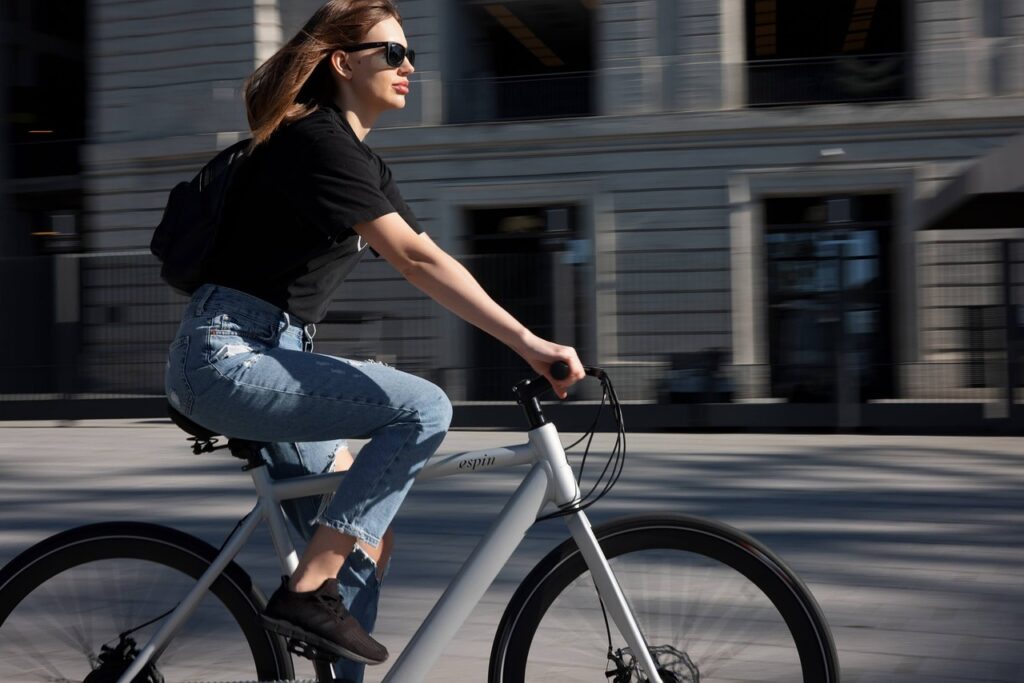 Alors que les villes du monde entier sont aux prises avec des problèmes tels que les embouteillages, la pollution et le besoin de solutions de transport durables, Windgoo est devenu un pionnier sur le marché des trottinettes électriques. Fondée en France, Windgoo se consacre à révolutionner la mobilité urbaine grâce à un design innovant, une technologie de pointe et un engagement en faveur du développement durable. Avec une gamme de trottinettes électriques de haute qualité, Windgoo ne change pas seulement la façon dont les gens se déplacent ; elle remodèle l'avenir des transports urbains.