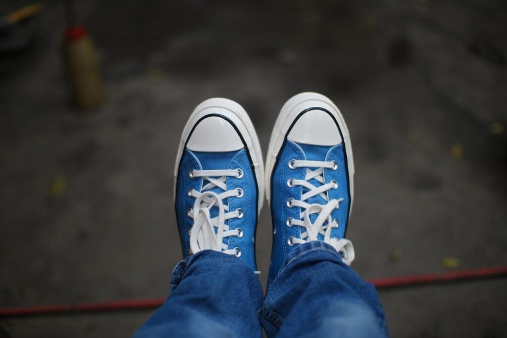Mode ontmoet functie: ontdek de veelzijdigheid van CONVERSE-schoenen In de voortdurend veranderende wereld van mode slagen bepaalde merken erin om stijl en bruikbaarheid naadloos te combineren. CONVERSE is een goed voorbeeld, dat zichzelf al generaties lang heeft gevestigd als een populaire schoenenkeuze. Het merk staat bekend om zijn iconische Chuck Taylor All Stars en is geëvolueerd om een breed scala aan stijlen te bieden die aansluiten bij uiteenlopende smaken en levensstijlen. Dit artikel duikt in de veelzijdigheid van CONVERSE-schoenen en laat zien hoe het op meesterlijke wijze mode en functionaliteit in evenwicht brengt.