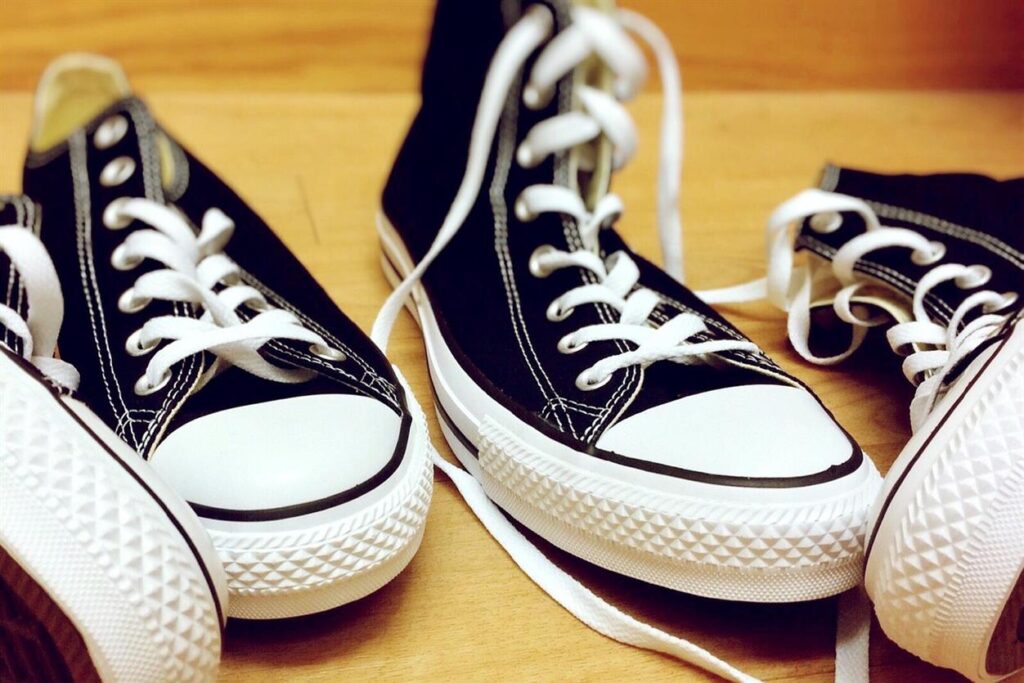 Op het gebied van schoenen zijn er maar weinig merken die zoveel nostalgie en culturele betekenis oproepen als CONVERSE, met name met zijn vlaggenschip, de Chuck Taylor All Star. Van hun bescheiden begin als basketbalschoen tot hun status als wereldwijd mode-icoon, hebben Chuck Taylors zich verweven in het weefsel van diverse culturen en bewegingen. Dit artikel duikt in de culturele impact van CONVERSE Chuck Taylors en onderzoekt waarom ze een tijdloos symbool van zelfexpressie en individualiteit blijven.