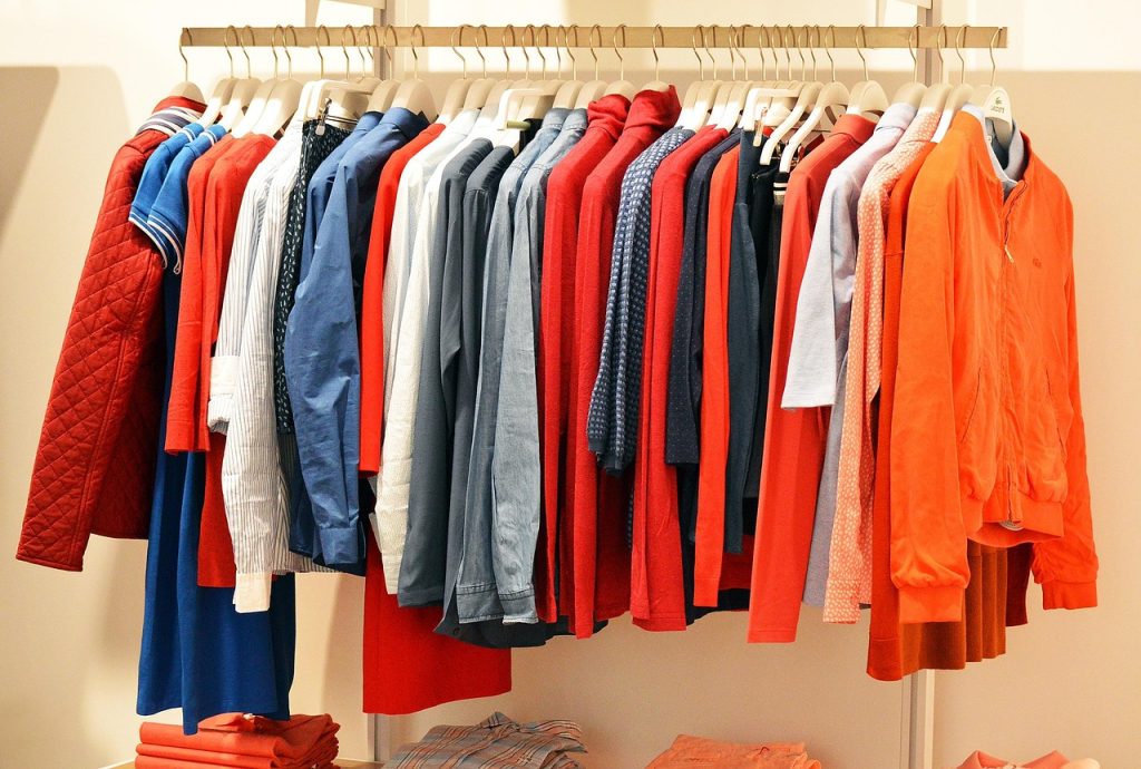 Shop Like You Give a Damn: Hoe bewust winkelen mode en lifestyle revolutioneert In een wereld die zich steeds bewuster wordt van milieu-, sociale en ethische kwesties, ondergaat de manier waarop we winkelen een dramatische transformatie. De opkomst van bewust consumentisme heeft geleid tot een nieuw tijdperk van bewust winkelen, waarbij de keuzes die we maken onze waarden, onze toewijding aan duurzaamheid en ons verlangen naar een ethischere toekomst weerspiegelen. Een beweging die de leiding neemt in deze revolutie is Shop Like You Give a Damn, een merk dat consumenten in staat stelt om mode- en lifestylekeuzes te maken die verder gaan dan esthetiek om prioriteit te geven aan mededogen en duurzaamheid. Maar hoe verandert deze verschuiving de wereld van mode en lifestyle, en waarom is het zo belangrijk? Laten we erin duiken.