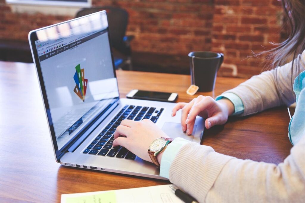 Kundenorientiertes Hosting: Entdecken Sie den personalisierten Support und Service von easyname In der sich schnell entwickelnden digitalen Landschaft müssen Webhosting-Anbieter über das bloße Anbieten technischer Lösungen hinausgehen, um die Bedürfnisse ihrer Kunden wirklich zu erfüllen. easyname, ein führender europäischer Webhosting- und Domain-Dienstleister, ist ein Beispiel für diesen Ansatz mit seinem unerschütterlichen Fokus auf kundenorientiertes Hosting. Indem easyname persönlichen Support und maßgeschneiderte Dienste in den Vordergrund stellt, ermöglicht es den Benutzern, die Komplexität des Webhostings mit Zuversicht und Leichtigkeit zu meistern.
