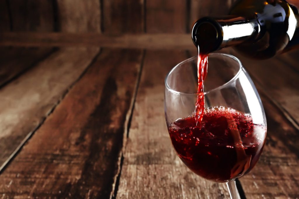 Wie man Wein wie ein Profi verkostet: Tipps für Anfänger