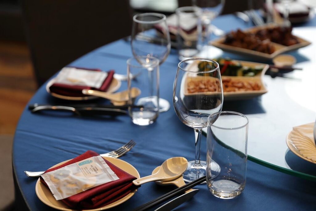 Verbeter uw eetervaring: een diepgaande duik in de veelzijdige tafelkleden van Tafelzeilonline.com Dineren gaat om meer dan alleen eten: het gaat om de ambiance, het gezelschap en de sfeer die rond de tafel wordt gecreëerd. Of u nu een etentje organiseert, samenkomt voor een familiemaaltijd of gewoon geniet van een informeel ontbijt, de eettafel speelt een centrale rol in deze ervaringen. Een vaak over het hoofd gezien element dat uw eetruimte direct kan verbeteren, is het tafelkleed. Tafelzeilonline.com, een merk uit Nederland, biedt een uitgebreid assortiment veelzijdige tafelkleden die stijl, functionaliteit en duurzaamheid combineren, zodat u voor elke gelegenheid de perfecte eetervaring kunt creëren. In dit artikel duiken we dieper in hoe de tafelkleden van Tafelzeilonline.com uw eetkamer kunnen transformeren en elke maaltijd kunnen verbeteren.