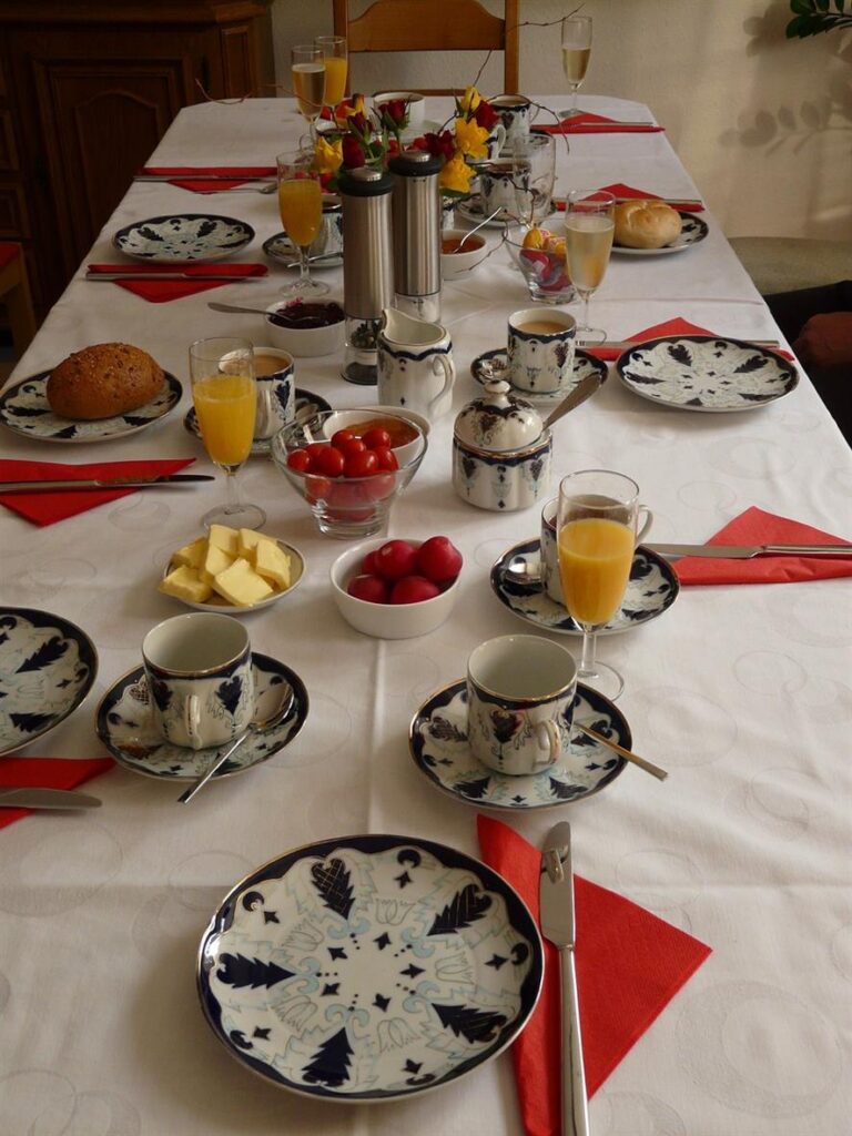 Tafelzeilonline.com: Transformeer tafels met stijlvolle en praktische tafelhoezen In elk huis is de eettafel vaak het hart van het dagelijks leven: een plek waar familiediners, feesten en informele gesprekken plaatsvinden. Of het nu het middelpunt van uw eetkamer is of het informele middelpunt van uw keuken, de tafel weerspiegelt het karakter en de sfeer van uw leefruimte. Om huiseigenaren te helpen dit essentiële meubelstuk te beschermen en te verbeteren, biedt Tafelzeilonline.com, een Nederlands merk, een breed scala aan stijlvolle en praktische tafelkleden. Met de focus op zowel functionaliteit als design, transformeert Tafelzeilonline.com tafels in prachtige, veelzijdige ruimtes voor elke gelegenheid.
