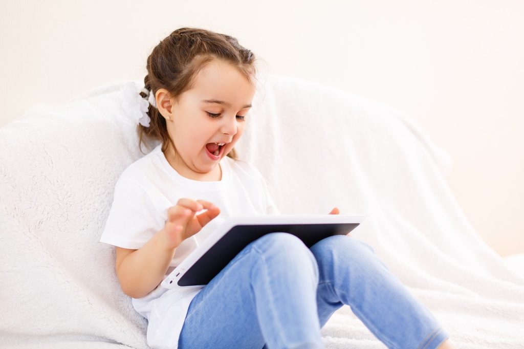 TinyPlay-tablets: veilig, betaalbaar en boordevol leerplezier voor kinderen! In een wereld waarin digitale apparaten een centraal onderdeel van het dagelijks leven zijn, is het voor veel ouders een topprioriteit om ervoor te zorgen dat de schermtijd van kinderen zowel leuk als leerzaam is. Maak kennis met TinyPlay Tablets: de perfecte oplossing voor ouders in Nederland die hun kinderen een boeiende, veilige en betaalbare manier willen bieden om te leren en spelen. TinyPlay combineert het beste van moderne technologie met educatieve content die creativiteit, leren en verantwoorde schermtijd bevordert.
