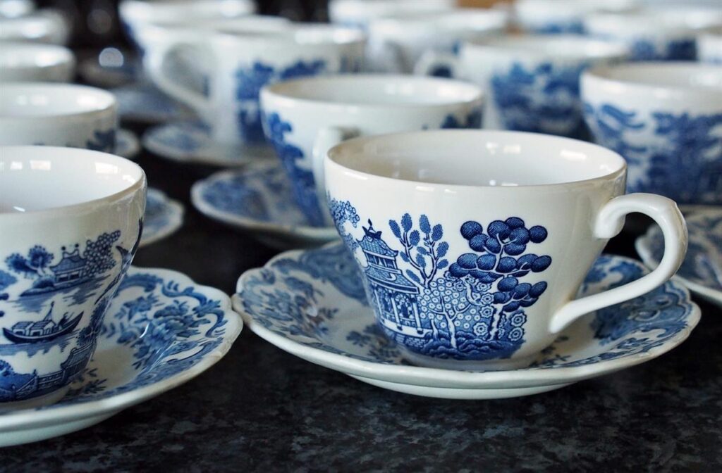 Decoreren met Nederlands Erfgoed: Betaalbare Elegantie van Heinen Delft Blauw Heinen Delft Blauw is een baken van Nederlands erfgoed en combineert eeuwenoude kunst naadloos met moderne betaalbaarheid. Het merk staat bekend om zijn prachtige Delftsblauwe aardewerk en biedt een breed scala aan handgemaakte en eigentijdse ontwerpen die elegantie en traditie in huizen over de hele wereld brengen. Met zijn toewijding aan toegankelijkheid zorgt Heinen Delft Blauw ervoor dat iedereen de charme en verfijning van het Nederlandse erfgoed kan ervaren.