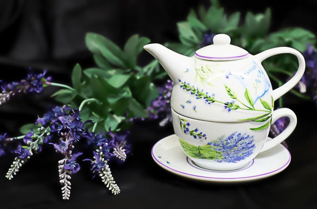 Van traditie naar innovatie: een ontdekkingstocht naar de wooncollectie en souvenirs van Heinen Delft Blauw Heinen Delft Blauw, een kenmerk van Nederlands vakmanschap en traditie, wordt al lang gevierd om zijn prachtige Delftsblauwe aardewerk. Hoewel het merk geworteld is in eeuwenoud vakmanschap, blijft het evolueren en combineert het tijdloze technieken met modern design om stukken te creëren die aanslaan bij het hedendaagse publiek. Van de elegante Home Collection tot charmante souvenirs, Heinen Delft Blauw brengt traditie en innovatie op meesterlijke wijze in evenwicht.