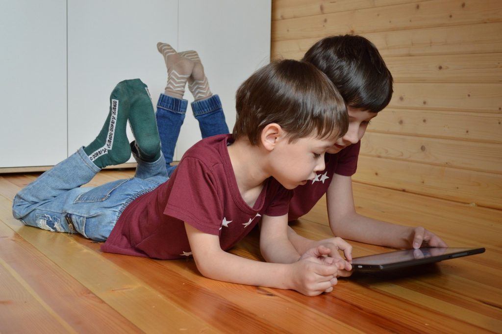 Schermtijd leuk en leerzaam gemaakt: waarom TinyPlay-tablets de beste keuze zijn voor kinderen Nu technologie de manier waarop kinderen leren en spelen blijft vormgeven, is het essentieel voor ouders om manieren te vinden om ervoor te zorgen dat schermtijd niet alleen leuk, maar ook educatief is. Dit is waar TinyPlay, een toonaangevend merk in Nederland, schittert. Met een focus op het creëren van boeiende en veilige tablets voor kinderen, herdefinieert TinyPlay schermtijd als een kans voor leren, creativiteit en plezier.