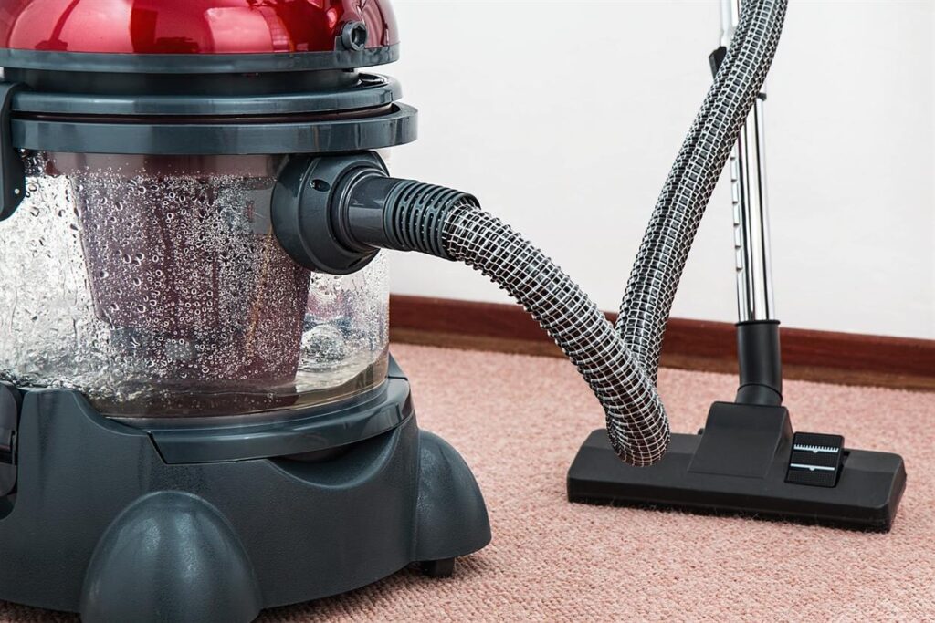 In een wereld waarin huishoudelijke apparaten een cruciale rol spelen in dagelijks comfort en efficiëntie, valt één merk op door zijn vermogen om consistent hoogwaardige oplossingen te leveren met een elegante touch: Rowenta. Rowenta staat bekend om zijn geavanceerde technologie, strakke ontwerpen en innovatieve aanpak en is synoniem geworden voor kwaliteit en betrouwbaarheid. Rowenta werd in 1884 in Duitsland opgericht en heeft zichzelf gevestigd als een wereldleider in huishoudelijke apparaten. Van stoomstrijkijzers tot stofzuigers, ventilatoren en luchtreinigers, het merk heeft een reputatie opgebouwd voor het verleggen van de grenzen van wat huishoudelijke apparaten kunnen doen. Maar wat maakt de producten van Rowenta nu precies zo uniek? Het antwoord ligt in de voortdurende toewijding van het merk aan innovatie en een diepgaand begrip van de behoeften van de consument.